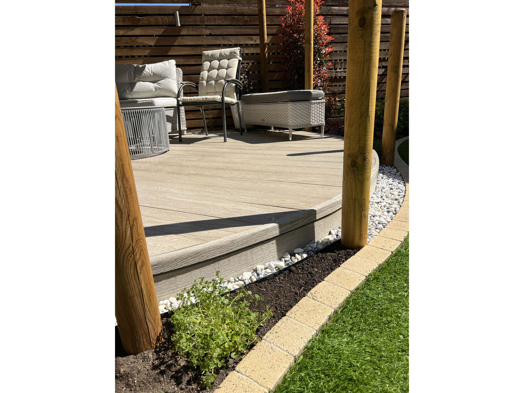 Bespoke curved garden landscaping with oak features and circular porcelain paving