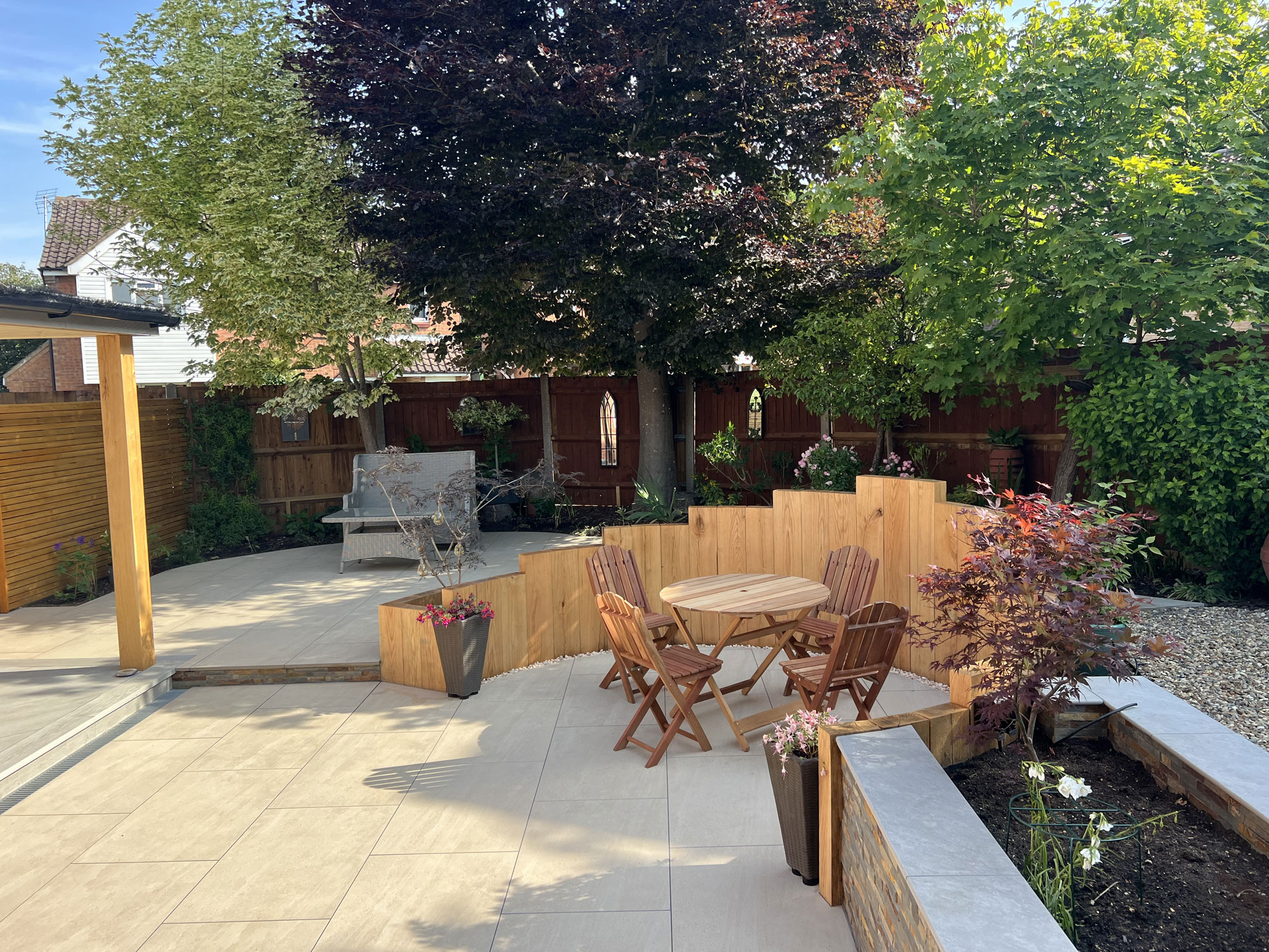 Hertfordshire garden landscaping featuring porcelain tiles, oak details and Millboard decking