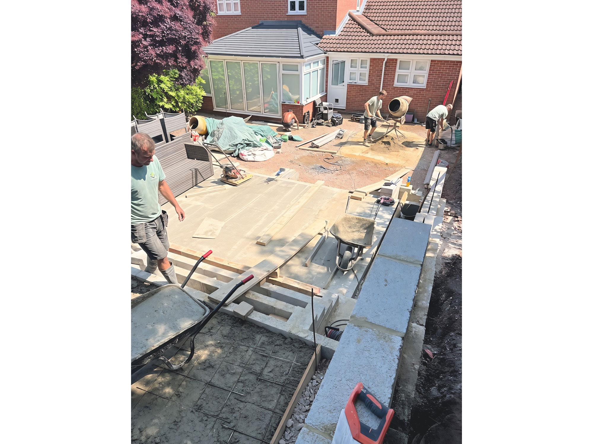 Large porcelain patio with rendered walls and modern outdoor seating area